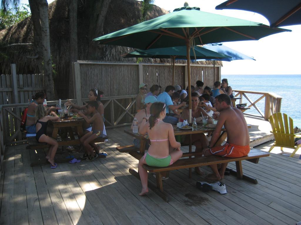 Las Rocas Resort And Dive Center West Bay Eksteriør billede